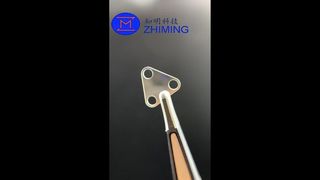 Kundenspezifisches dreieckiges Saphirbauteil mit hochpräzisem Durchgangsloch