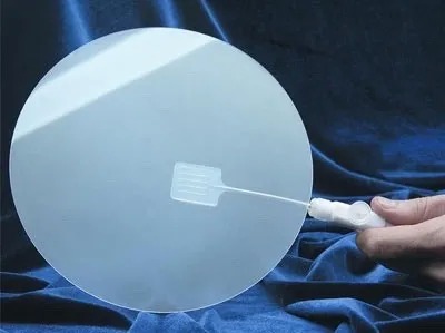 Jüngste Firmenblogs über Die Schlüsselrolle von 8-Zoll-Safir in der Halbleiterherstellung: Neue Anwendungen und Herausforderungen